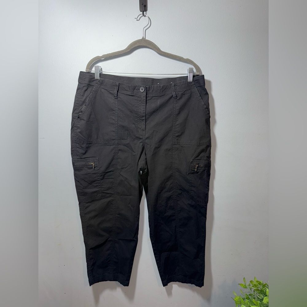 Chico's Women’s Black Capri Crop Cargo Pants size 3 (16) GUC